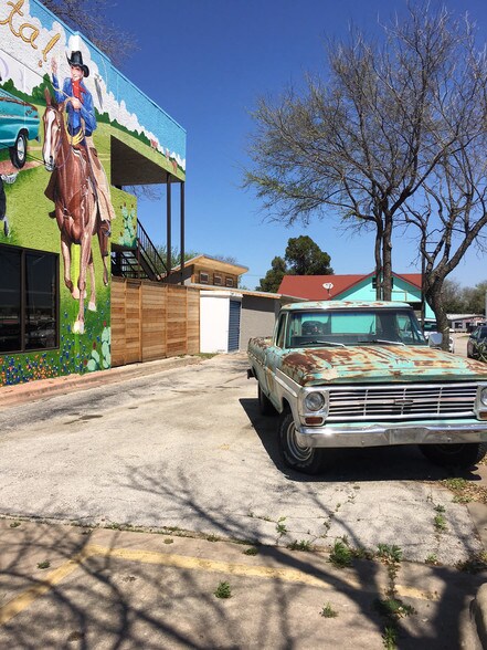 More Photos Of 1000 E 51st St, Austin Unknown For Lease