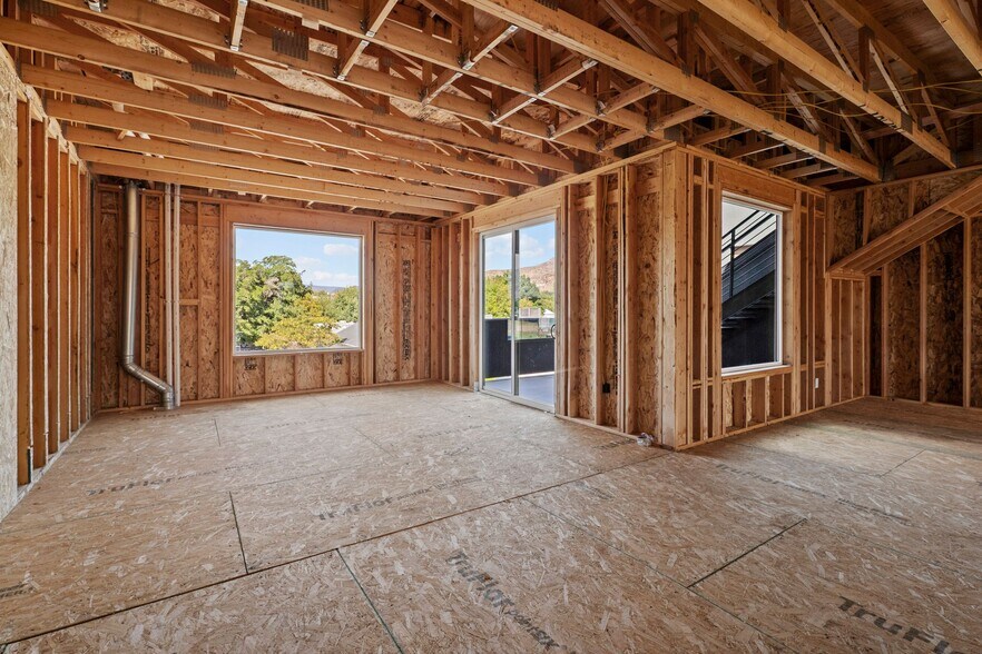 More Photos Of 80 W Center St, La Verkin Light Manufacturing For Sale