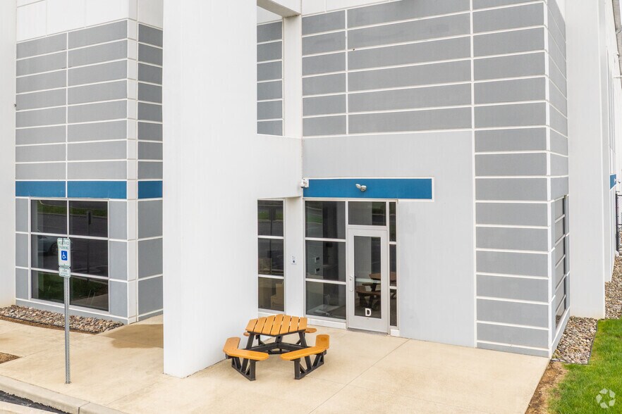 More Photos Of 30 Ludwig Ct, Hamburg Distribution For Lease