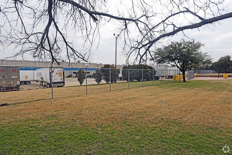 More Photos Of 4884 Duncanville Rd, Dallas Warehouse For Lease