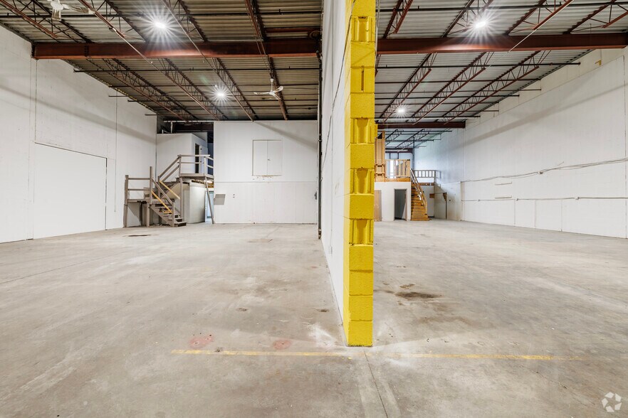 More Photos Of 4800 Boul Kimber, Longueuil Warehouse For Lease