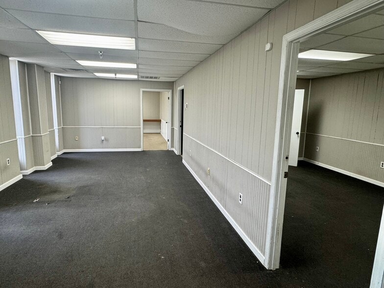 More Photos Of 408 N Springs Rd, Columbia Warehouse For Lease