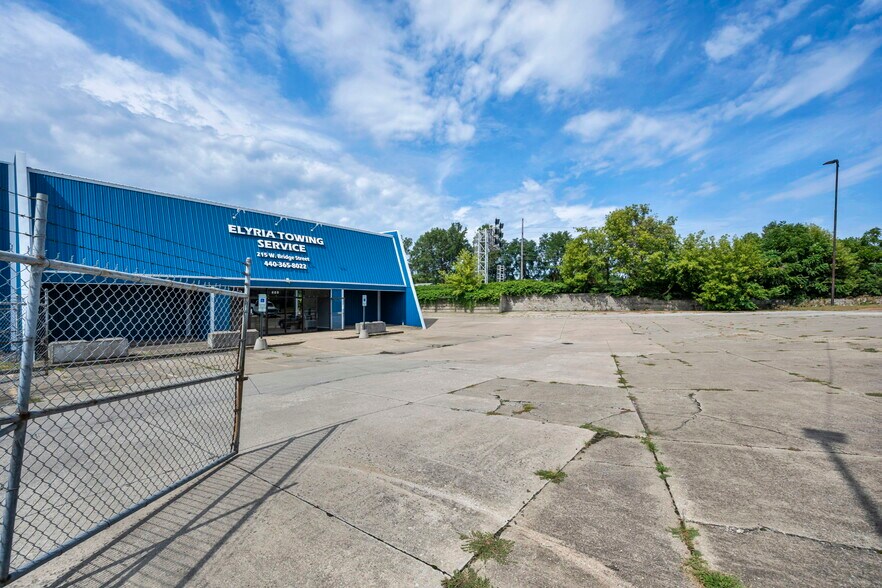 More Photos Of 215 W Bridge St, Elyria General Retail For Sale