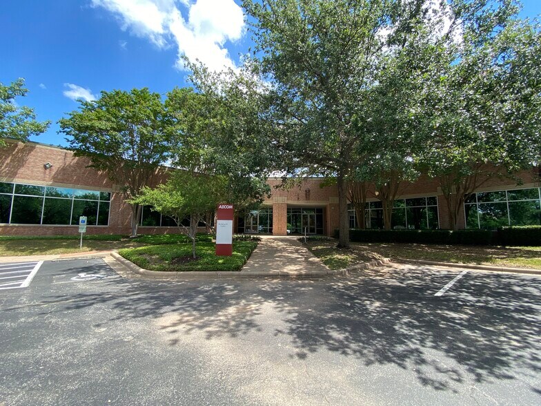 More Photos Of 13640 Briarwick Dr, Austin Unknown For Lease