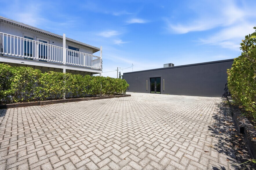 More Photos Of 527 N Dixie Hwy, Lake Worth Bar For Sale