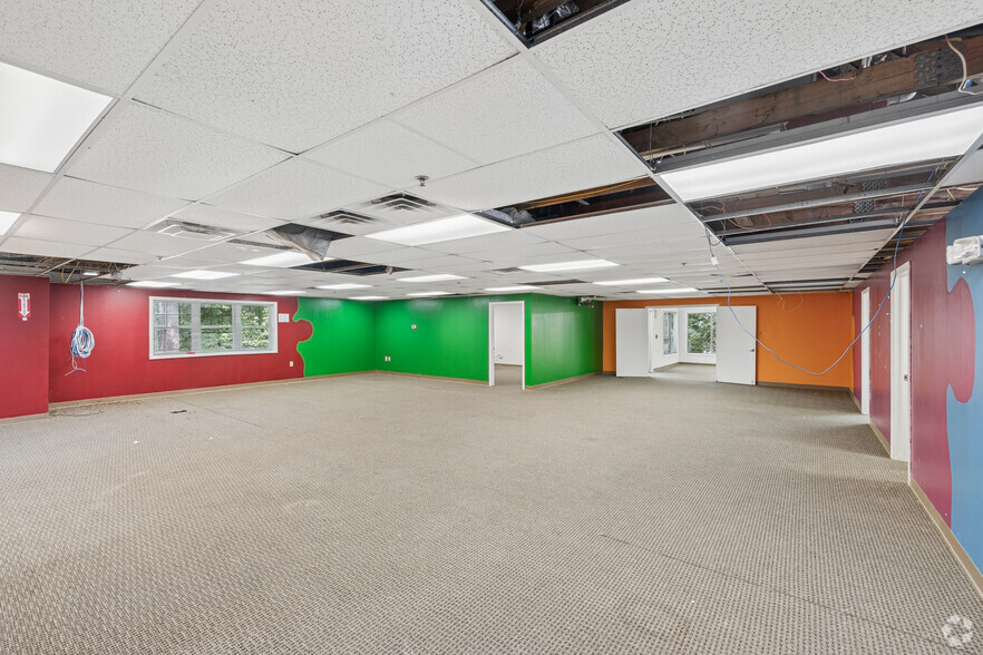 More Photos Of 190 N Evergreen Ave, Woodbury Office For Sale