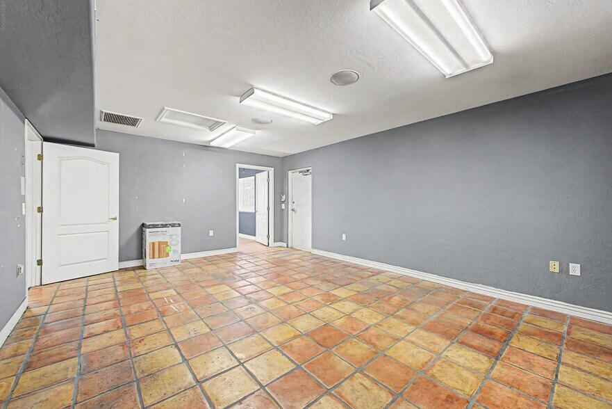 More Photos Of 3532 E Elwood St, Phoenix Warehouse For Lease