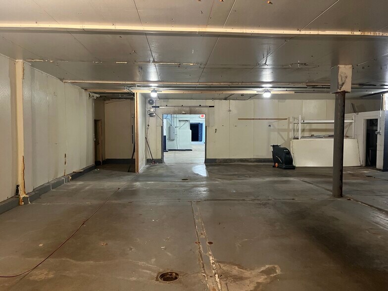 More Photos Of 31 Budlong Rd, Cranston Warehouse For Lease