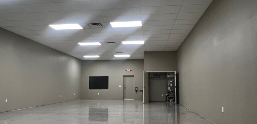 More Photos Of 745 Tillman Pl, Plant City Showroom For Lease