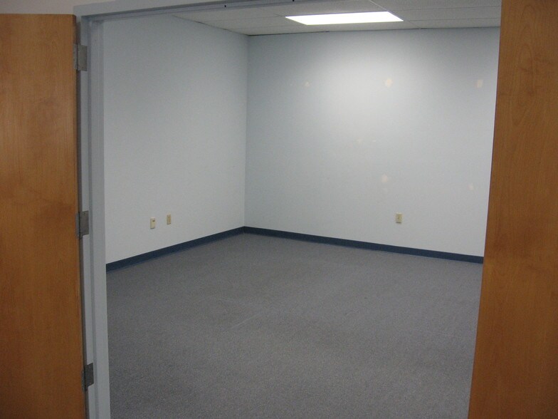 More Photos Of 76 Progress Dr, Stamford Research And Development For Lease