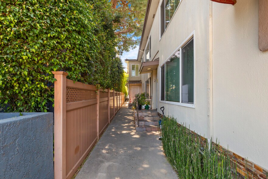 More Photos Of 447 S Palm Dr, Beverly Hills Apartments For Sale