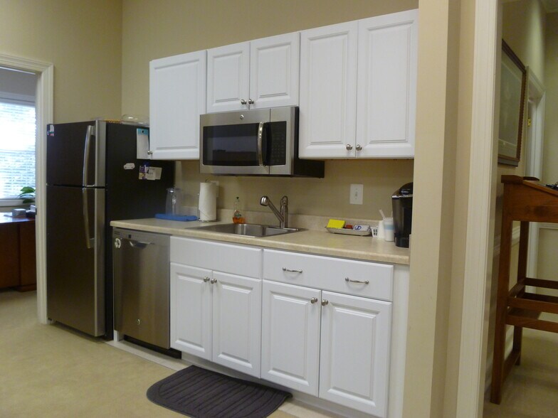 More Photos Of 4000-4008 Genesee Pl, Woodbridge Medical For Lease