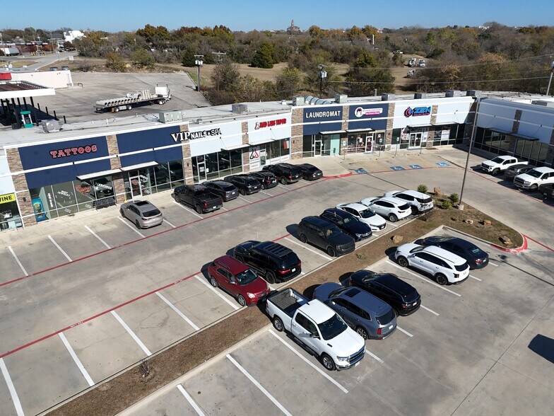 More Photos Of 1401 S US Highway 81-287, Decatur Storefront Retail Office For Lease
