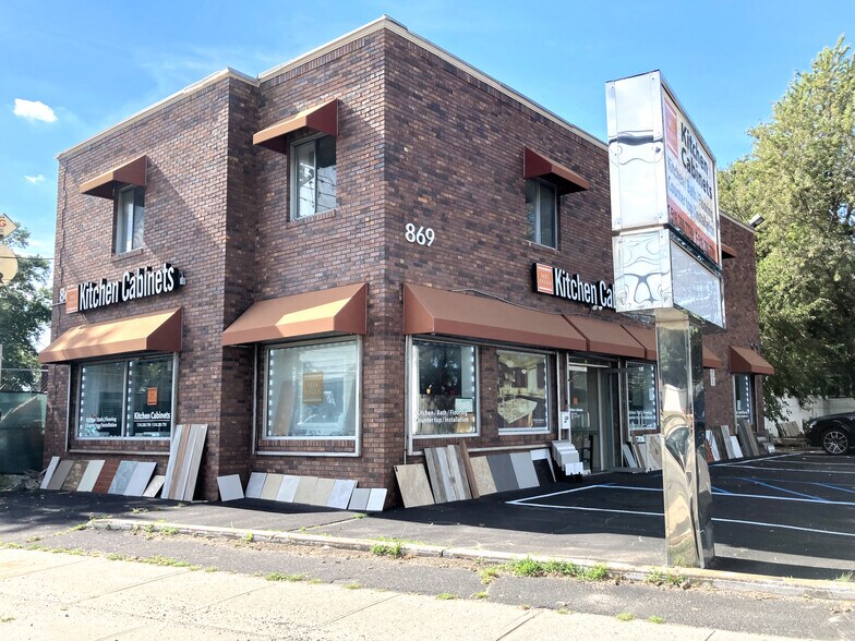 More Photos Of 869 Old Country Rd, Westbury Storefront Retail Office For Lease