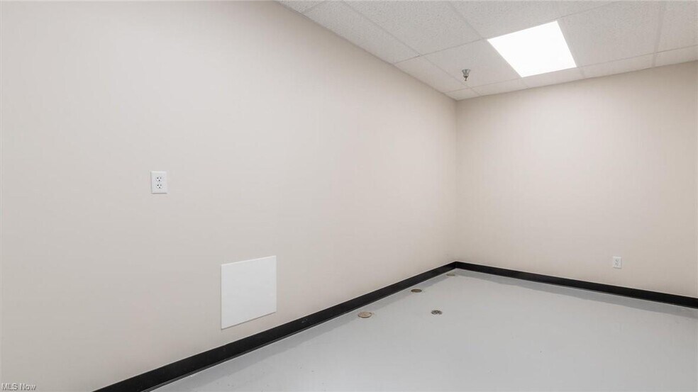 More Photos Of 2411 E Wheeling Ave, Cambridge Warehouse For Lease