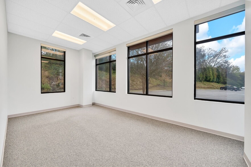 More Photos Of 1909 Pinnacle Pointe Way, Knoxville Office For Lease