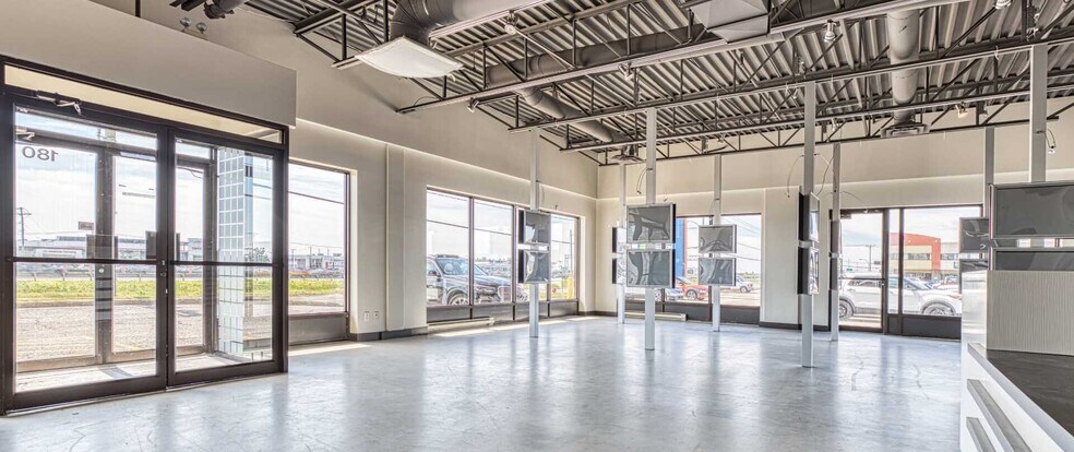 More Photos Of 670 Rue Bouvier, Québec Storefront Retail Office For Lease