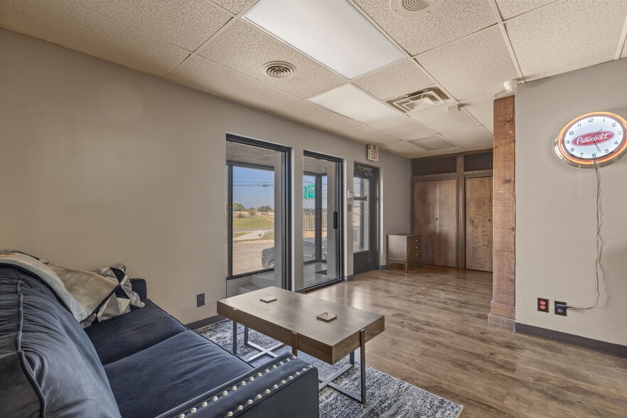 More Photos Of 6580 E Skelly Dr, Tulsa Manufacturing For Sale