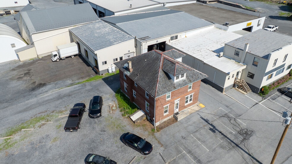 More Photos Of 135 Rothsville Station Rd, Lititz Office Residential For Lease