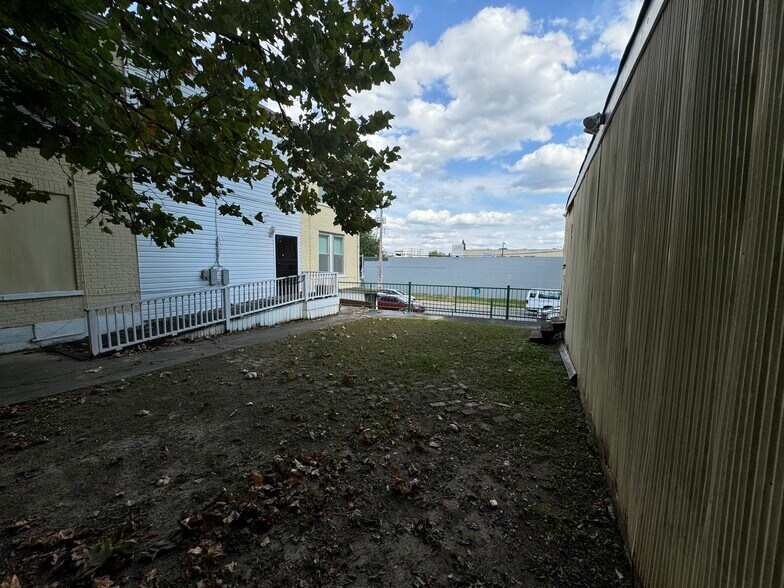 More Photos Of 1981 Union Ave, Memphis Loft Creative Space For Sale