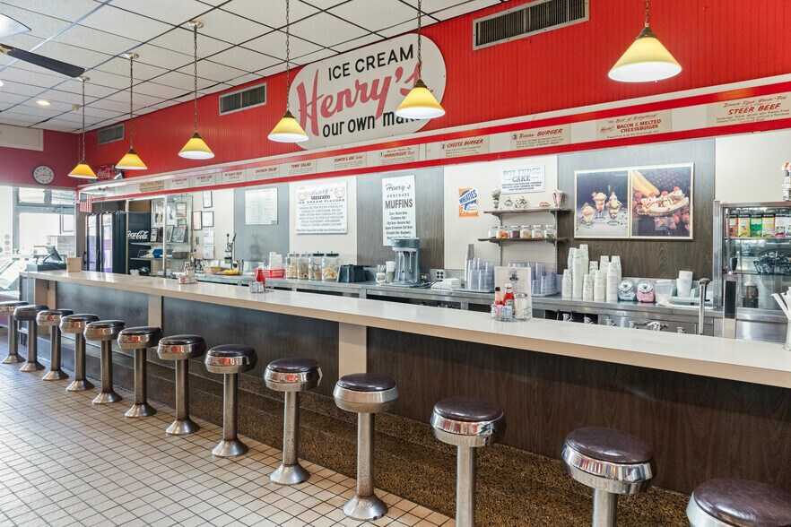 More Photos Of 8 Glen St, Glen Cove Storefront For Lease