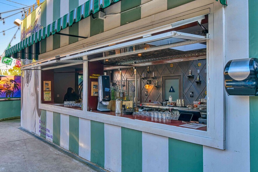 More Photos Of 10628 Ventura Blvd, Studio City Freestanding For Lease