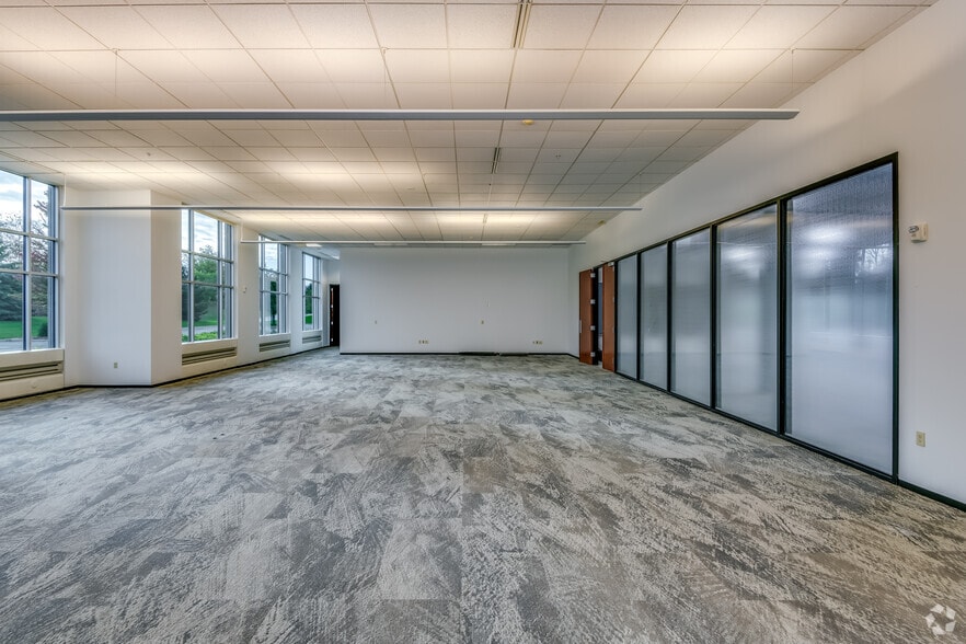 More Photos Of W233N2095 Ridgeview Pky, Waukesha Warehouse For Lease