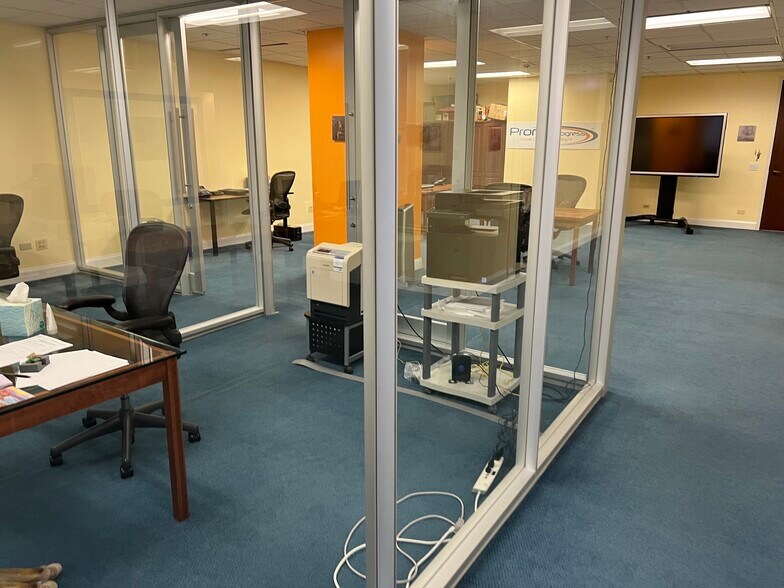 More Photos Of 211 W Wacker Dr, Chicago Office For Lease