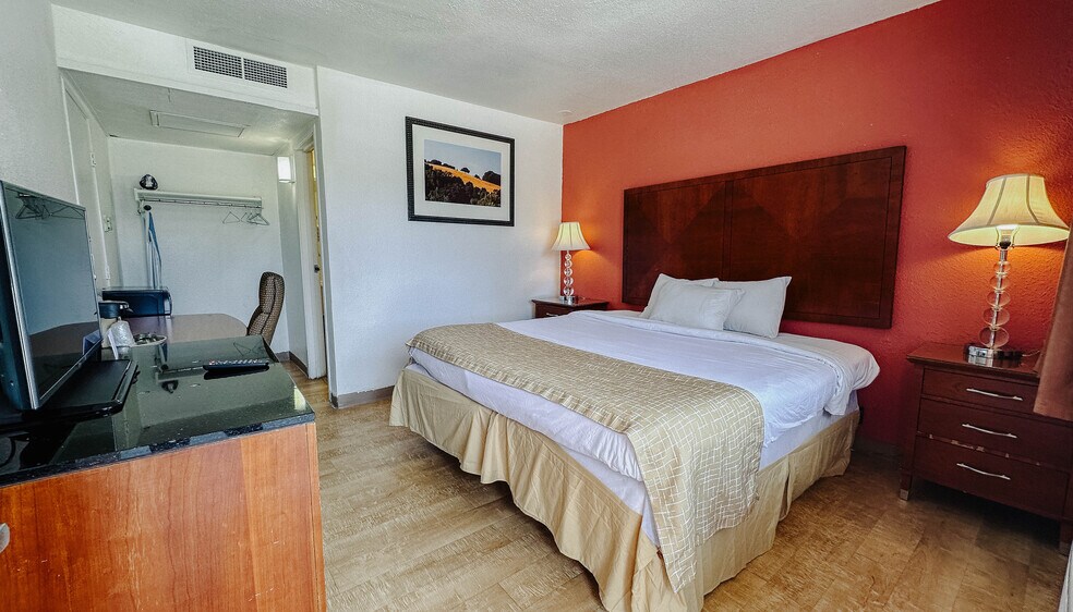 More Photos Of 1600 Cedar St, Raton Hotel For Sale