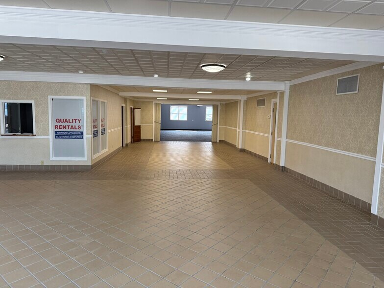 More Photos Of 252 E Main St, Saint Clairsville Flex For Lease