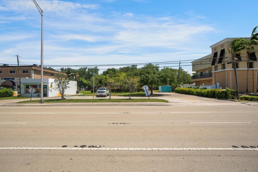 Primary Photo Of 2972 Griffin Rd, Fort Lauderdale General Retail For Sale