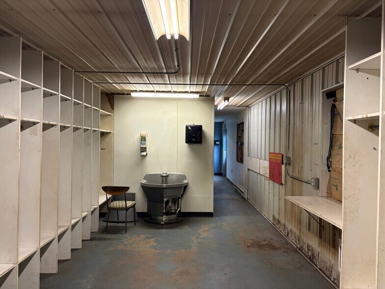 More Photos Of 405 John Ave, Superior Auto Repair For Lease