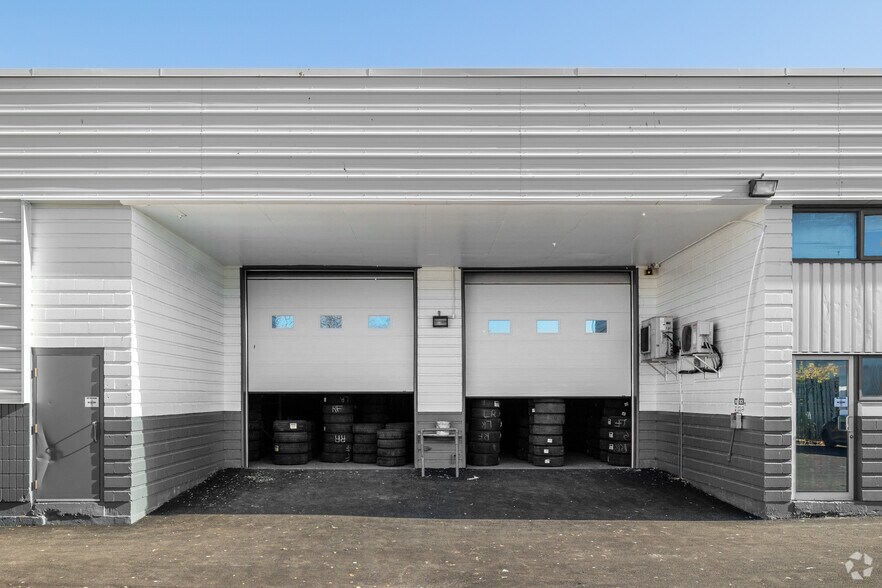 More Photos Of 425 Industrial Ave, Ottawa Auto Repair For Lease