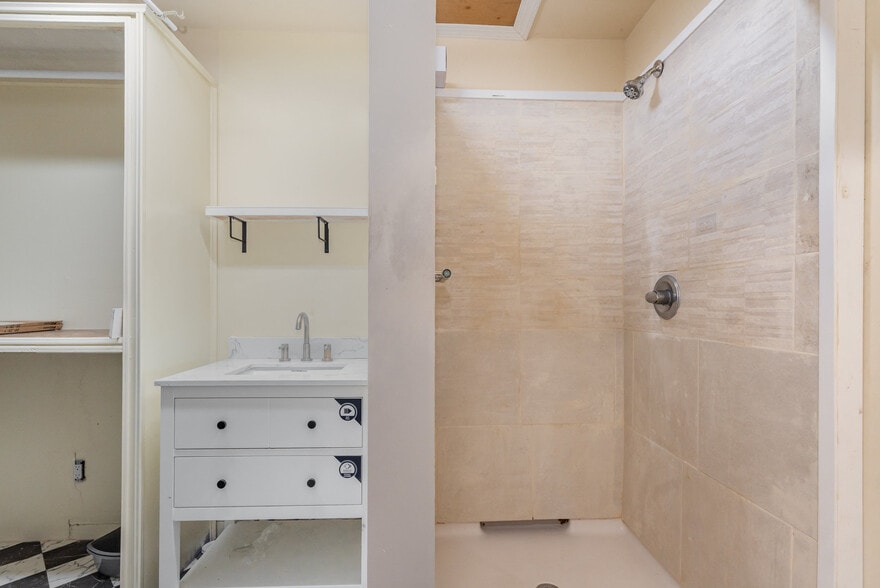 More Photos Of 9008 N Lakebrook Rd, Charlotte Light Distribution For Sale