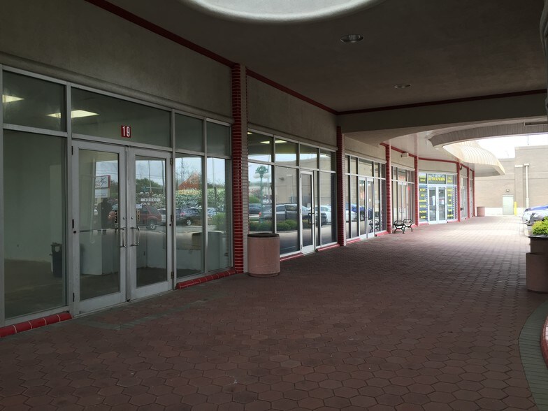More Photos Of 5-25 E Golf Rd, Arlington Heights General Retail For Lease