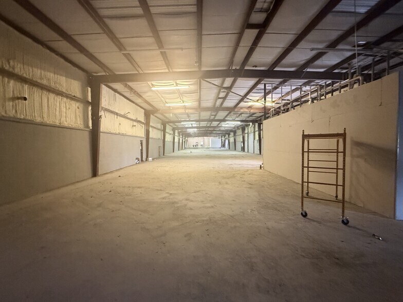 More Photos Of 7725 N Orange Blossom Trl, Orlando Warehouse For Sale