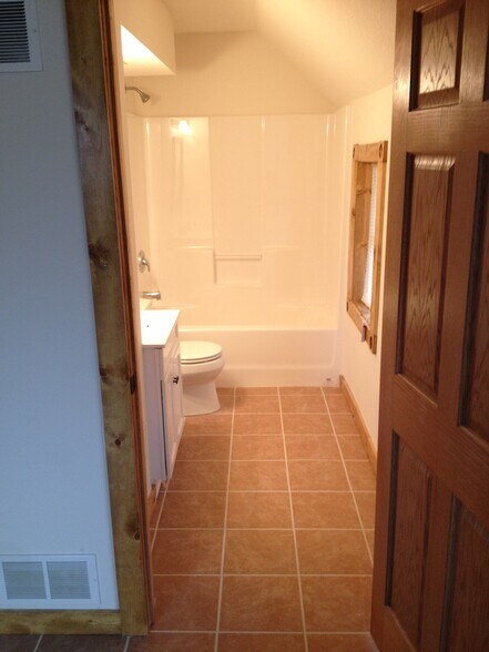 More Photos Of 1004 15th Ave SE, Rochester Flex For Sale