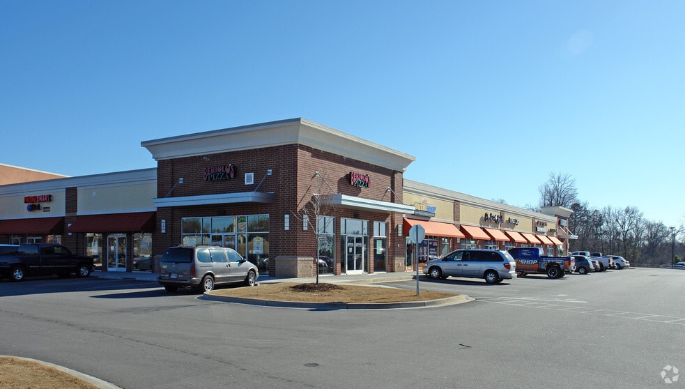 More Photos Of 926 NE Main St, Simpsonville Unknown For Lease