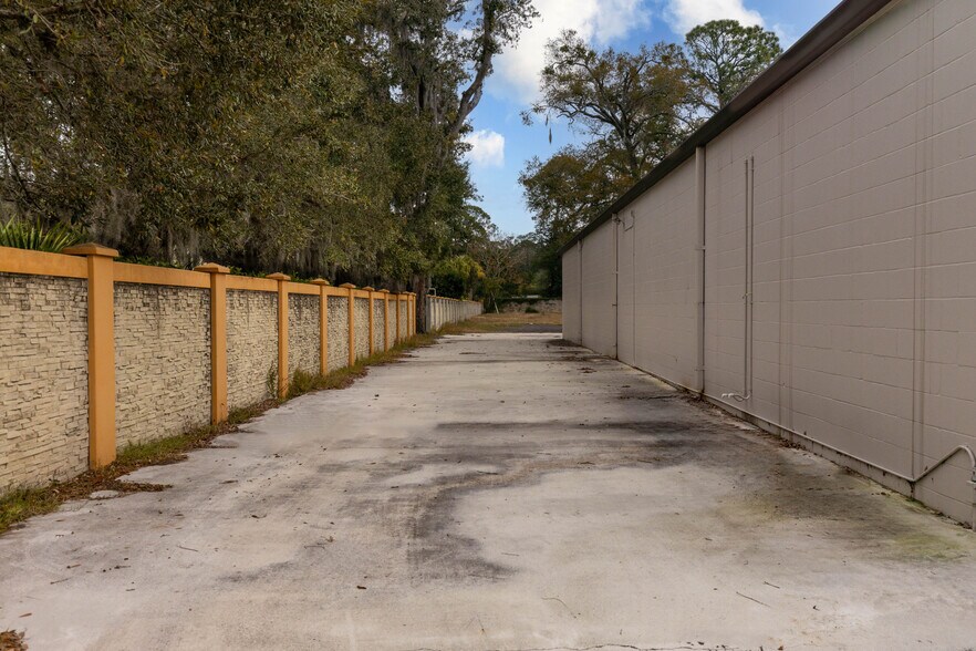 More Photos Of 5953 Roosevelt Blvd, Jacksonville Storefront Retail Office For Lease