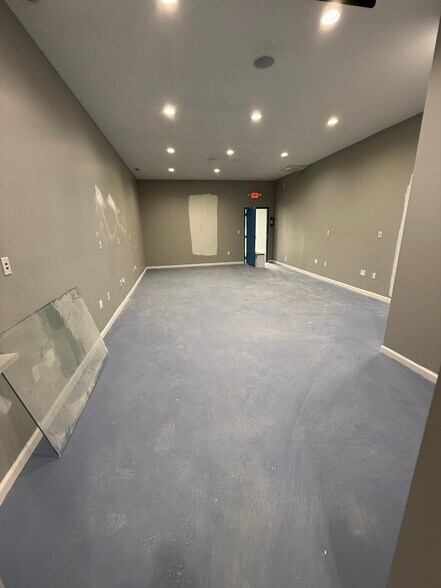 More Photos Of 5324-5326 W 16th St, Indianapolis Office For Lease