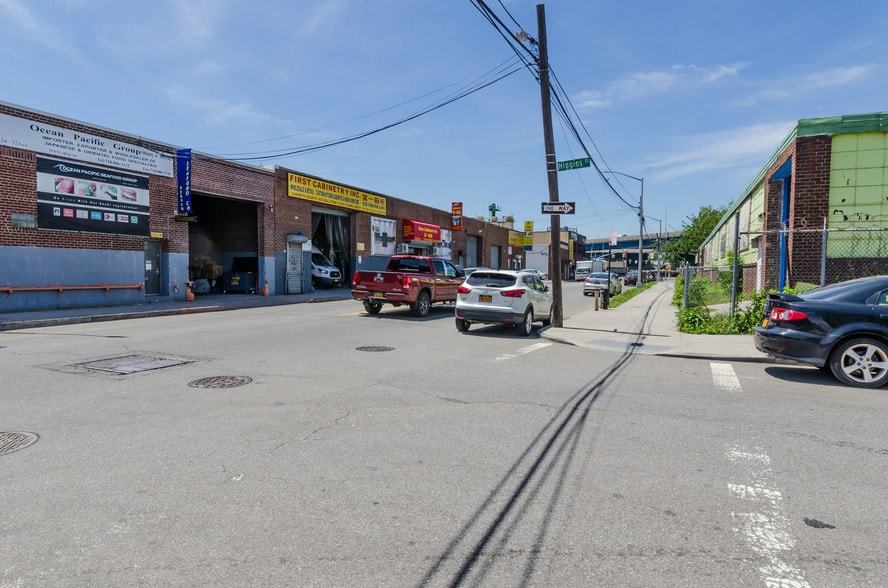 More Photos Of 3149 Higgins St, Flushing Warehouse For Lease