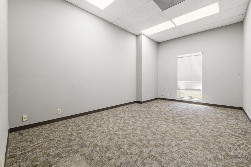 More Photos Of 10854 Vandale St, San Antonio Flex For Sale