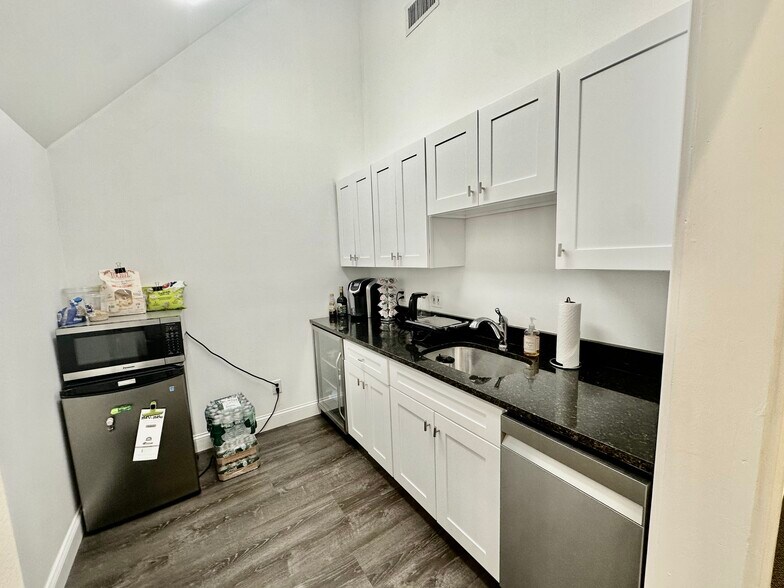 More Photos Of 1037 E Putnam Ave, Riverside Office For Lease