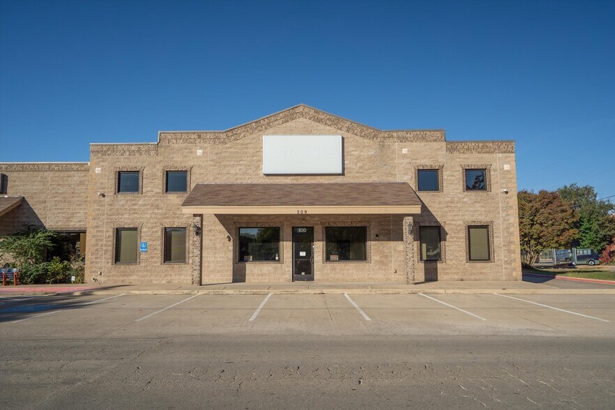 More Photos Of 209 S Shady Shores Dr, Lake Dallas Light Manufacturing For Lease
