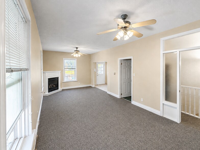 More Photos Of 43 Worsley St, Barrie Office Residential For Lease
