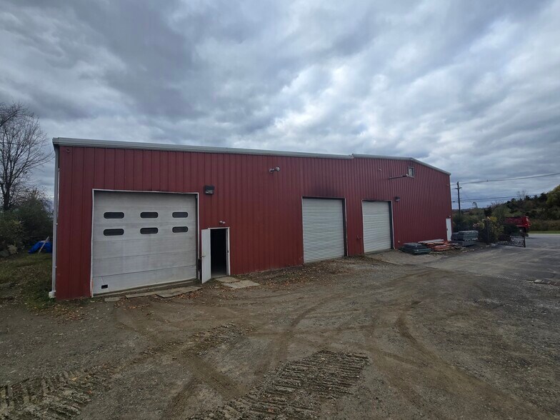 More Photos Of 14 Park Dr, Franklin Warehouse For Lease