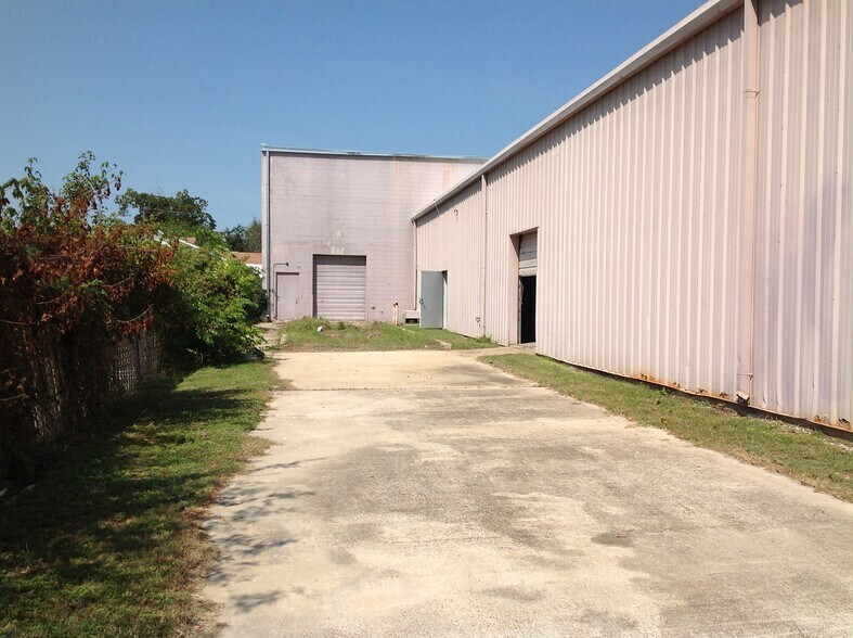 More Photos Of 6100 Jefferson Blvd, Groves Department Store For Sale