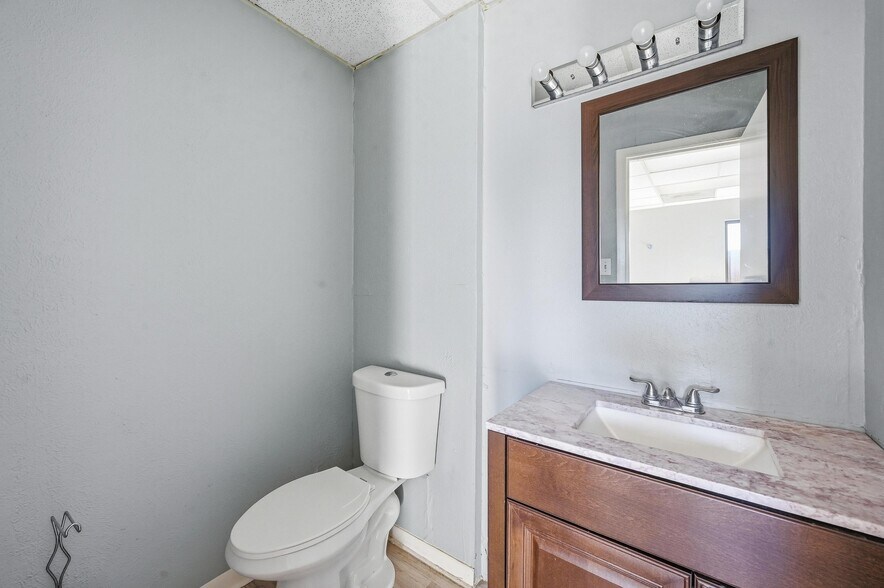 More Photos Of 216 Dalton Dr, DeSoto Office For Lease