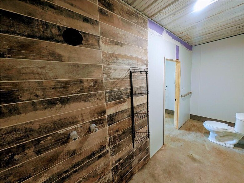 More Photos Of 74 2nd St, Moran Trailer Camper Park For Sale