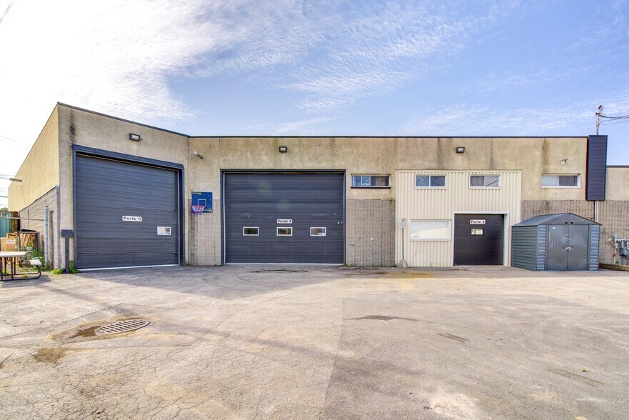 More Photos Of 10 Rue Industrielle, Delson Warehouse For Sale
